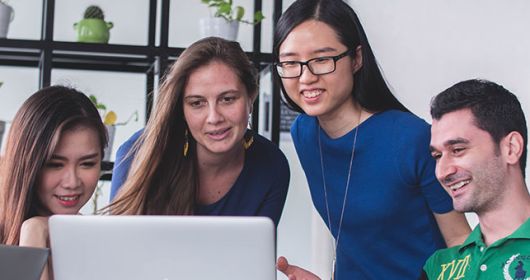 étudiants devant écran