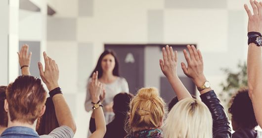 vote à mains levées pendant une assemblée
