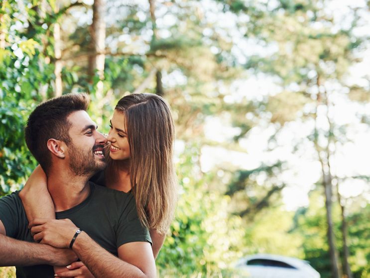 Deux amoureux s'embrassent au milieu de la foret
