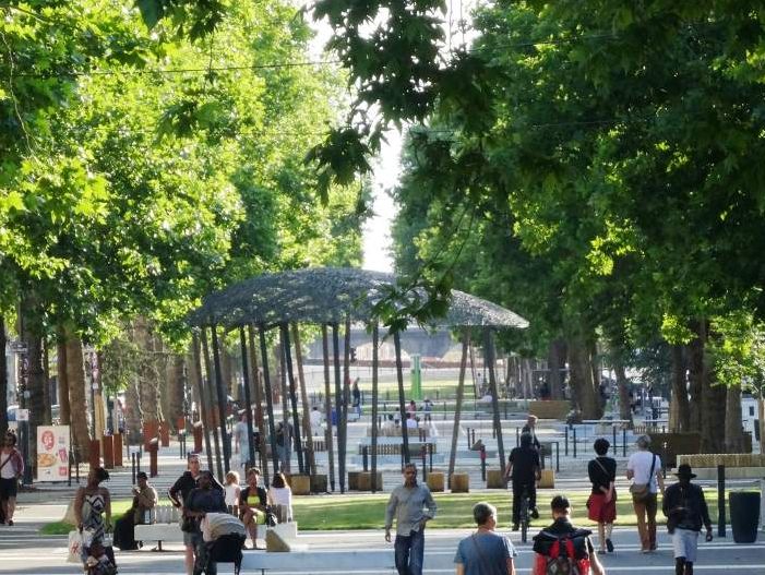Rue piétonne à Rennes dans le quartier François Mitterrand