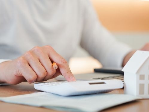 Focus sur un homme avec un ordinateur et une calculatrice