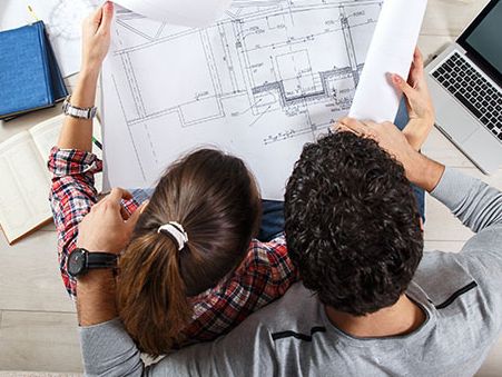 couple consulte le plan immobilier