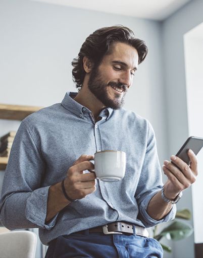 Homme qui appelle un conseiller pour confier la gestion locative de son bien