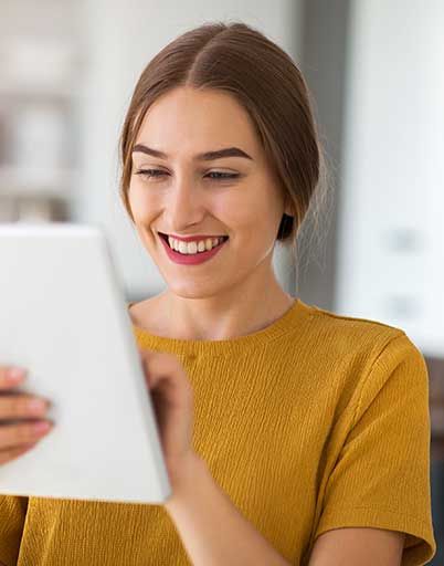 Femme qui utilise une tablette