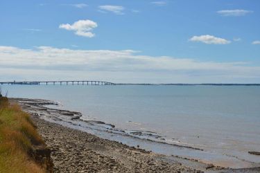 Vue de la mer avec le pont de la Rochelle