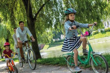 Famille à vélo sur les bords de Loire