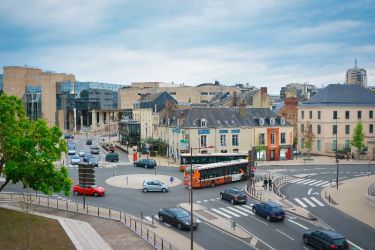 Quartier moderne du Mans, avec des immeubles et transports