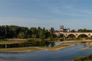 Vue sur Orléans avec la Cathédrale Sainte Croix et le pont royal