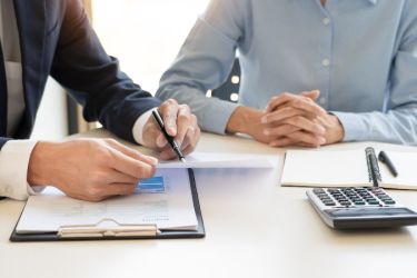 Signature de contrat entre deux personnes