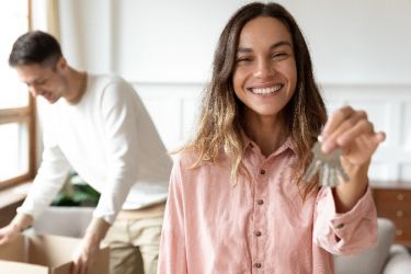 Emménagement d'un jeune couple dans un appartement