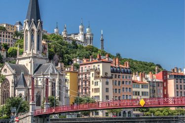 Vue de la ville de Lyon depuis les berges du Rhône