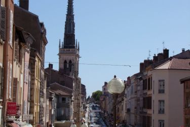 Vue de la rue commerçante et centrale : la rue National à Villefranche sur Saône