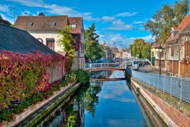 Fleuve et maisons à Amiens