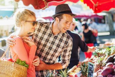 Un couple fait son marché