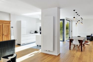 Chauffage dans le salon d'une maison neuve individuelle