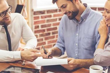 conseiller immobilier avec un couple