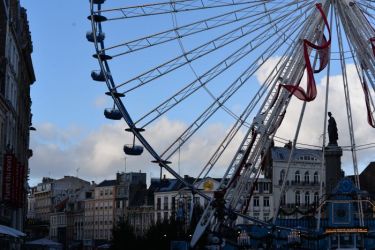 Vue sur la place de Lille avec animation
