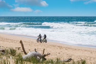 Couple de cyclistes sur la plage de Capbreton