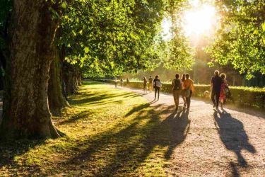 Promenade en famille à la riche