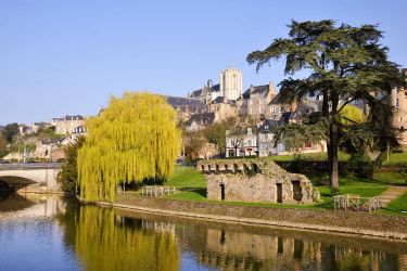 Vieille ville du Mans et rivière Sarthe