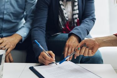 couple signant un contrat immobilier 