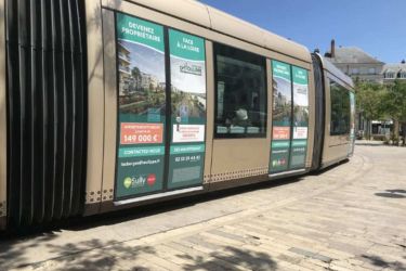 Tramway d'Orléans aux couleurs des Berges d'Houlippe 