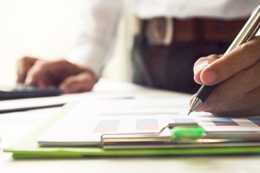 investisseur avec calculatrice et graphiques