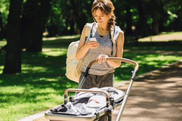 femme se promenant avec son enfant