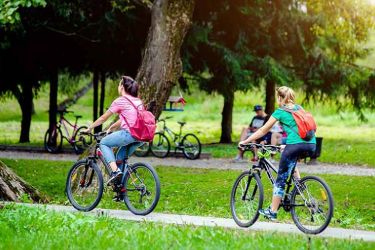 Cyclistes dans un parc à Dax