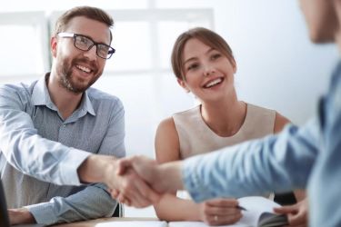 Rendez-vous en agence pour rencontrer un de nos experts en investissement immobilier.