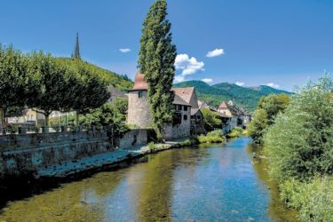 Vue de la ville de Thann sur le fleuve 
