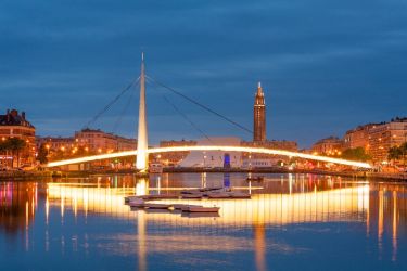 Passerelle du bassin du commerce au Havre de nuit