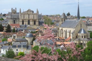 Vue sur Poitiers et l'église Saint Pierre