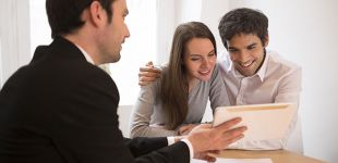 conseiller montre tablette tactile à un couple