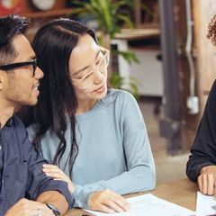 discussion entre agent immobilier et un couple