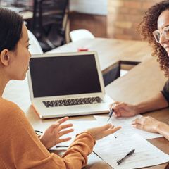 discussion entre agent immobilier et cliente