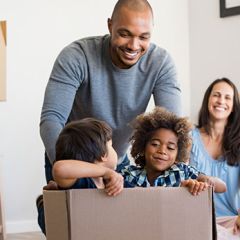 amusement en famille pendant l'emménagement