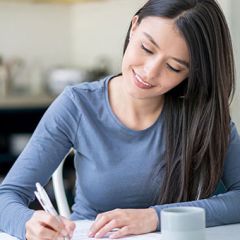 femme rédige une lettre