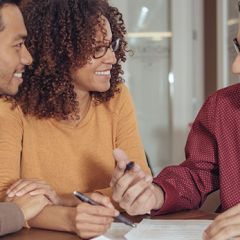 couple sur le point de signer le contrat immobilier