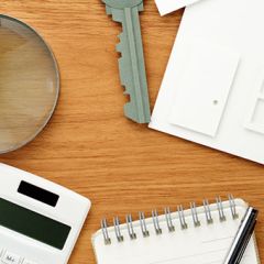 calculatrice loupe et bloc note sur bureau