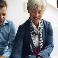 signature du contrat immobilier avec couple senior