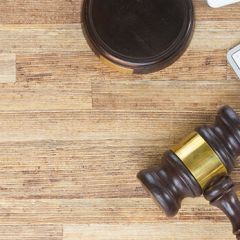 bureau avec marteau de loi