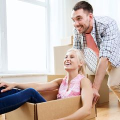 couple s'amuse avec les cartons pendant l'emménagement